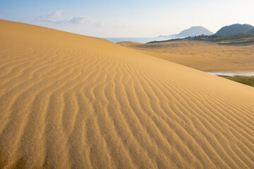 日本の鳥取の鳥取砂丘と日本海と山の風景