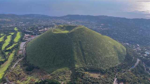 朝日に照らされる大室山の空撮映像