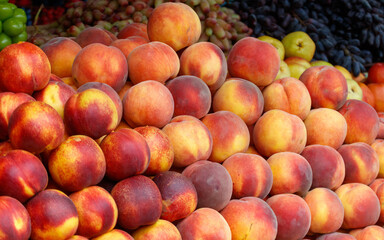 A pile of peaches and apples