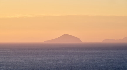 朝焼けに浮かぶ伊豆諸島・利島のシルエット