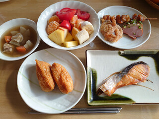 A light meal menu plan for women - an example of a lunch set that combines grilled salted autumn salmon and inari sushi / 女性向けの軽食メニュープラン～秋鮭の塩焼きと稲荷寿司で組み合わせたランチセットの一例