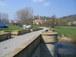 Steinerne historische Brücke und Landstraße nach Creuzburg