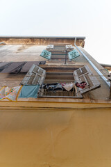 Kroatische Altstadt mit aufgehängter Wäsche