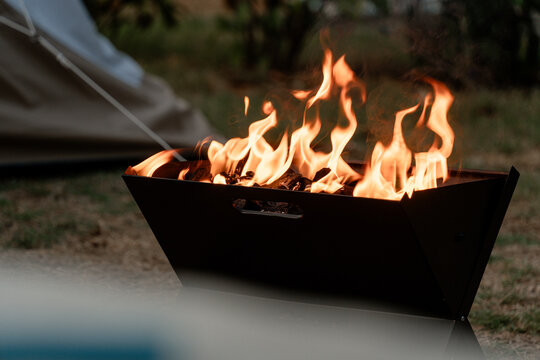 Feuerschale mit brennendem Feuer Close-up