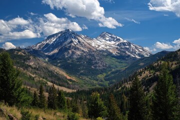 Fototapeta premium Majestic Snow-Capped Peaks of Uintah National Forest: A Stunning Landscape for Hiking and Travel Adventures