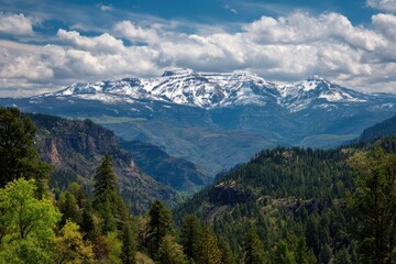 Fototapeta premium Majestic Snow-Capped Peaks of Uintah National Forest: A Stunning Landscape for Hiking and Travel Adventures in Utah
