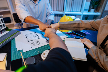 Engineers and architects analyze construction models and discuss project strategies, combining technical knowledge and creative ideas to achieve successful architectural design solutions.