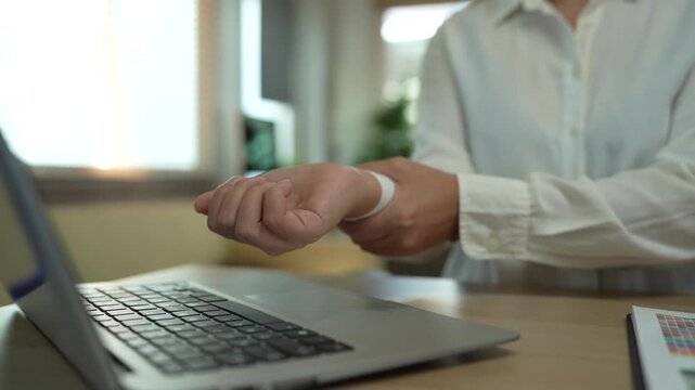 Woman hand with wrist pain numbness and pain in the palm of the hand has pain and tingling in the nerve endings This is a side effect of sitting and working for a long time on a laptop at the office