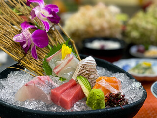 華やかな刺身盛り合わせ 氷と花を添えて