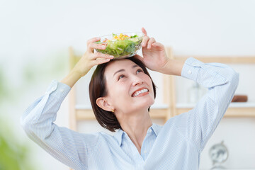 サラダを食べる女性