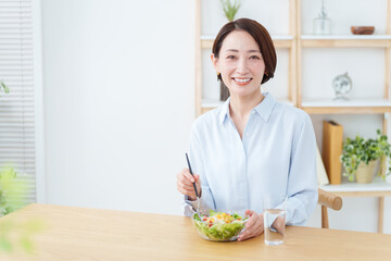 サラダを食べる女性
