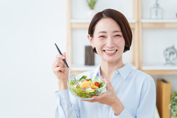 サラダを食べる女性