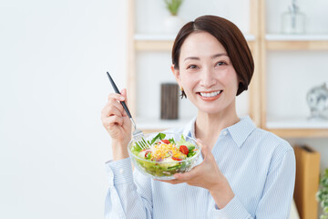 サラダを食べる女性