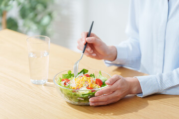 サラダを食べる女性
