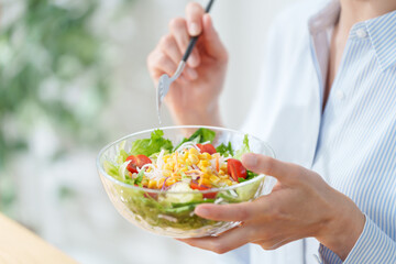 サラダを食べる女性