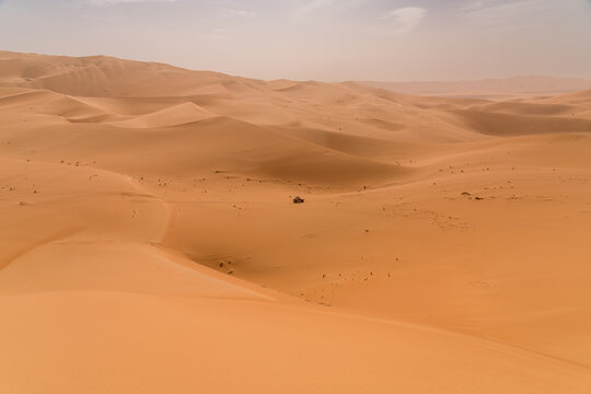 Off-road adventure in the expansive Erg Murzuk dunes