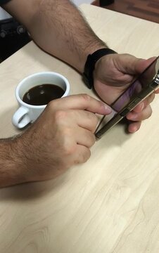 Desconexi&oacute;n laboral con tel&eacute;fono m&oacute;vil y caf&eacute; 