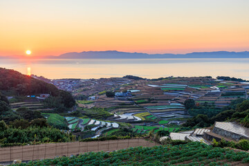 秋の南串山棚畑展望台から見た夕日　長崎県雲仙市　Autumn sunset seen from Minamikushimayama terraced field observation deck. Nagasaki Pref, Unzen City.　