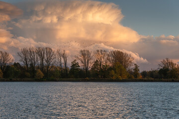 Chmury burzowe nad Goczałkowice zdrój na Śląsku w jesienne popołudnie.  © Elżbieta Kaps