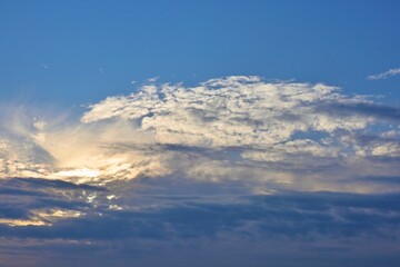 爽やかな早朝の空と日の出に照らされる雲
