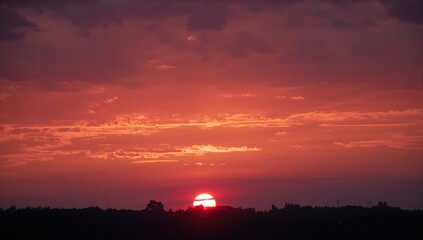 Naklejka premium Daily Stunning Sunrise with Vibrant Red Glow