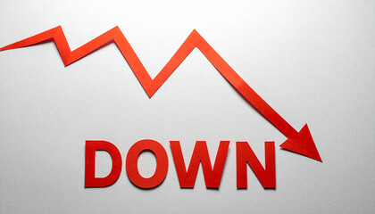 赤い切り紙で作られたdown矢印グラフが減少傾向を明確に示すシンプルな構図