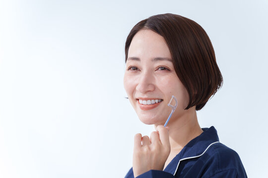 フロスを使う女性