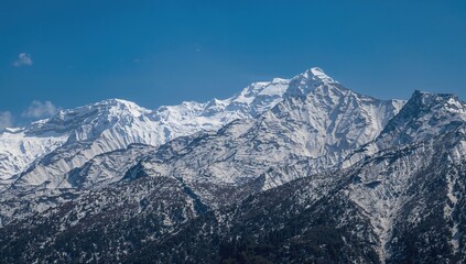 Naklejka premium Snow-covered peaks and glaciers in a popular mountainous tourist spot