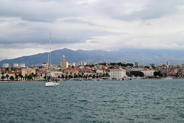 Fototapeta premium Vue générale de la ville de Split avec un voilier sur l'eau et un ciel nuageux