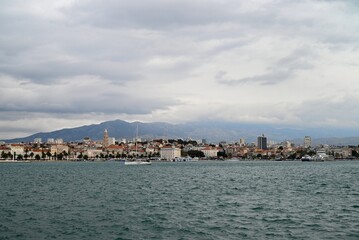 Fototapeta premium Vue générale de la ville de Split avec un voilier sur l'eau et un ciel nuageux
