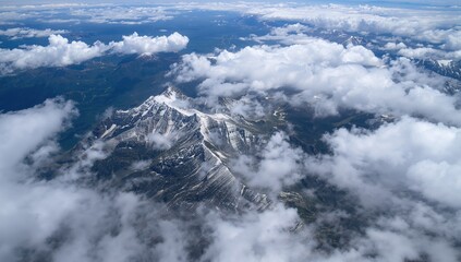 Obraz premium Aerial Perspective Over Cloud-Covered Peaks, Seasonal Change