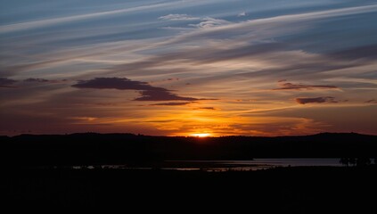 Obraz premium As the Sun Descends in the Western Sky, Stunning Hues Emerge