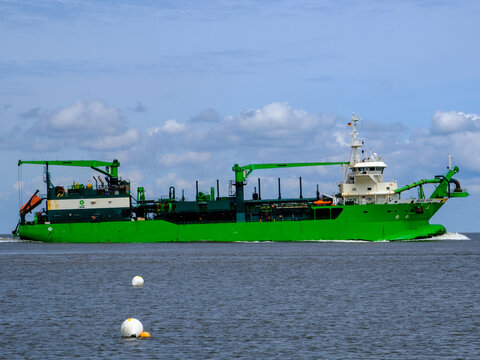 CUXHAVEN, DEUTSCHLAND - 29.05.2025: Der Saugbagger MEUSE RIVER auf der Elbe