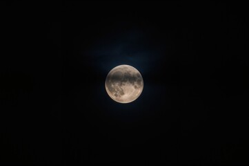 Obraz premium Bright full moon glowing against a night sky
