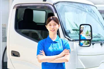 トラックと笑顔の女性ドライバー