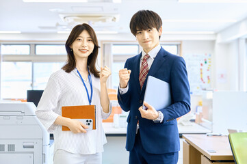 オフィスでガッツポーズするビジネスマン　チーム