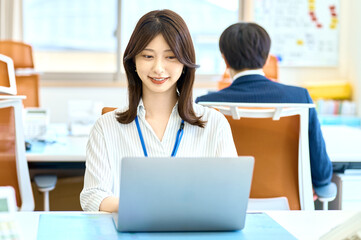 ノートパソコンを操作するビジネスウーマン