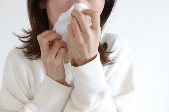 鼻をかむ女性　鼻炎、アレルギー
