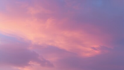 Obraz premium Twilight sky displaying soft pastel hues of orange, pink, purple, and blue with natural clouds and a light white mist