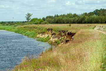 Skarpa osuwisko zakole rzeczne piękny słoneczny dzień.	
