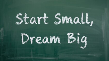 Obraz premium Handwritten inspirational quote 'Begin with small steps, envision greatness' on a chalkboard surface
