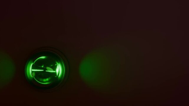 moderne Alarmsirene mit heller gr&uuml;ner Signalleuchte - Gefahr und Sicherheit, Warnung f&uuml;r Risiko, Notfall und Schutzsysteme in moderner Sicherheitsumgebung, Technologie, Hilfe, Rettung, Einbruch, Disco