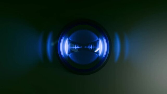 moderne Alarmsirene mit heller blauer Signalleuchte - Gefahr und Sicherheit, Blaulicht, Warnung f&uuml;r Risiko, Notfall, Schutzsystem, Technologie, Hilfe, Rettung, Polizei, Martinshorn, Feuerwehr