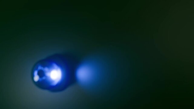 moderne Alarmsirene mit heller blauer Signalleuchte - Gefahr und Sicherheit, Blaulicht, Warnung f&uuml;r Risiko, Notfall, Schutzsystem, Technologie, Hilfe, Rettung, Polizei, Martinshorn, Feuerwehr