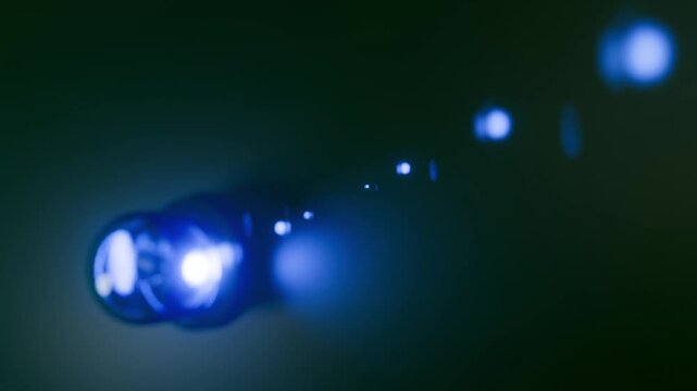 moderne Alarmsirene mit heller blauer Signalleuchte - Gefahr und Sicherheit, Blaulicht, Warnung f&uuml;r Risiko, Notfall, Schutzsystem, Technologie, Hilfe, Rettung, Polizei, Martinshorn, Feuerwehr