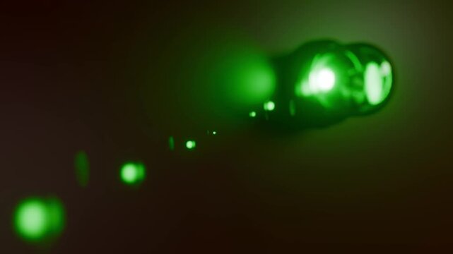 moderne Alarmsirene mit heller gr&uuml;ner Signalleuchte - Gefahr und Sicherheit, Warnung f&uuml;r Risiko, Notfall und Schutzsysteme in moderner Sicherheitsumgebung, Technologie, Hilfe, Rettung, Einbruch, Disco