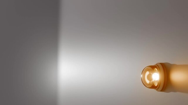 moderne Alarmsirene mit heller orangener Signalleuchte - Gefahr und Sicherheit, Warnung f&uuml;r Risiko, Notfall und Schutzsysteme in moderner Sicherheitsumgebung, Technologie, Hilfe, Rettung
