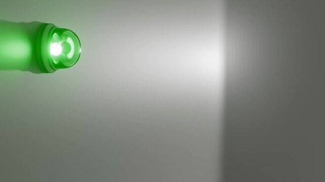 moderne Alarmsirene mit heller gr&uuml;ner Signalleuchte - Gefahr und Sicherheit, Warnung f&uuml;r Risiko, Notfall und Schutzsysteme in moderner Sicherheitsumgebung, Technologie, Hilfe, Rettung
