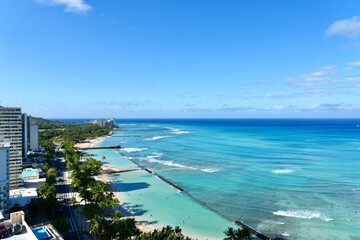 ハワイのホテルの部屋から眺める青い空と海