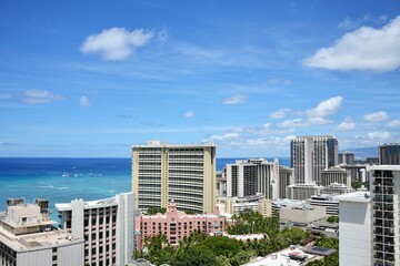 ハワイのホテルの部屋から眺める青い空と海